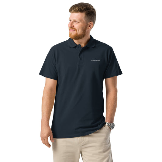 Les tendances mode printemps/été 2025 : Comment porter le t-shirt unisexe et le polo avec style ?