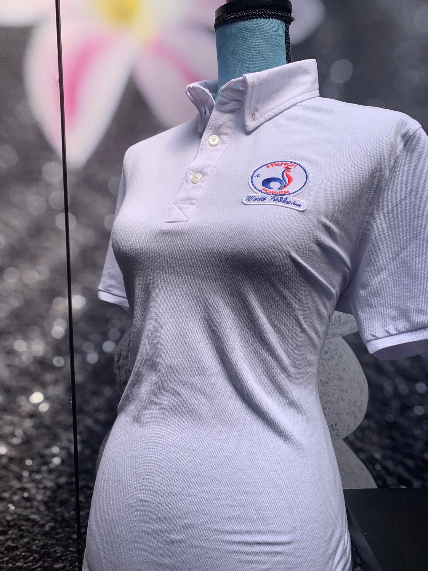 Polo pour femme, coloris blanc, coupe classique avec logo La French Power brodé.